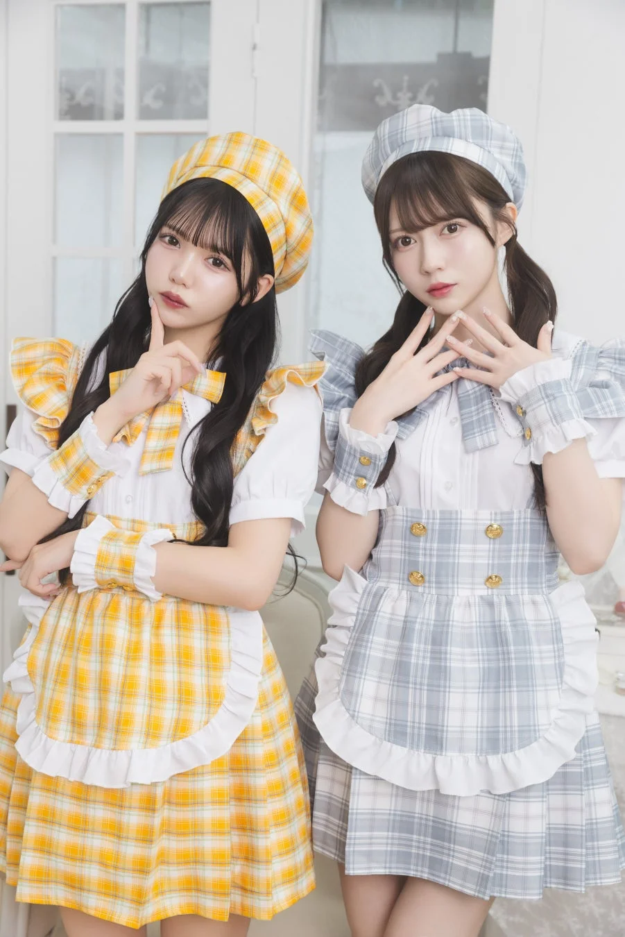 チェック柄のメイド服を着た2人の女性が写っています