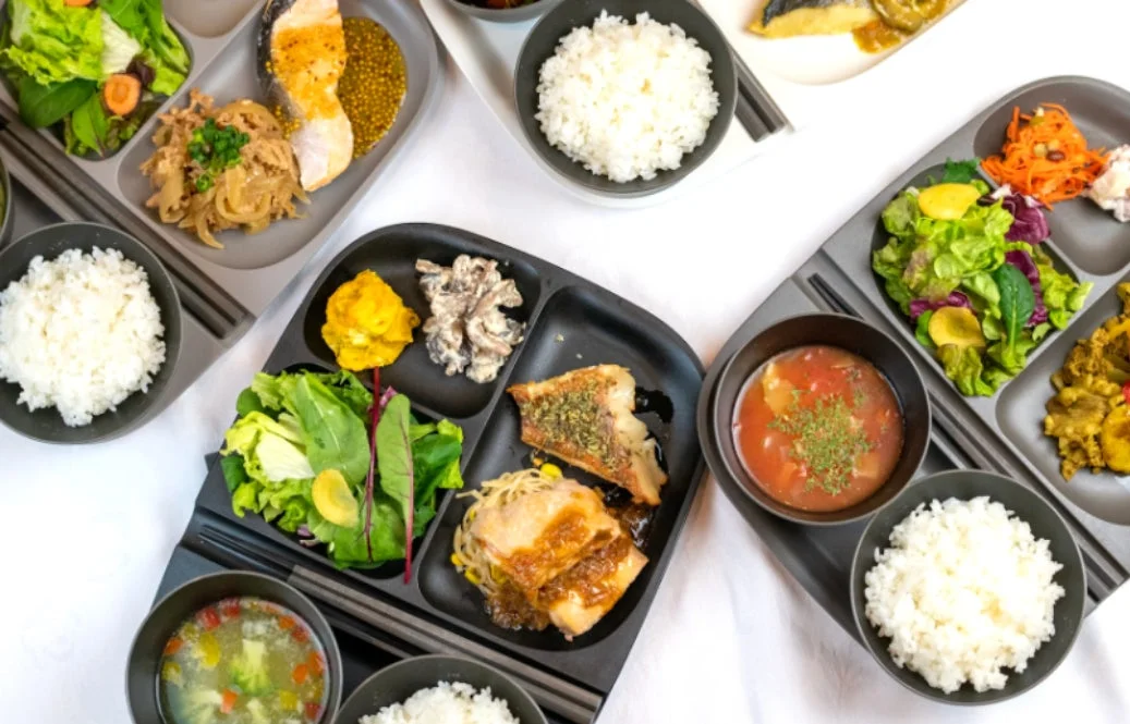 複数の和食の定食が並べられた俯瞰写真