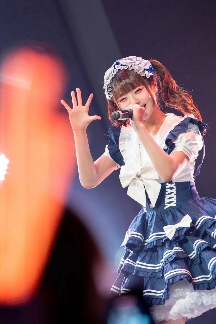 制服風衣装でパフォーマンスする彩星まつりさん