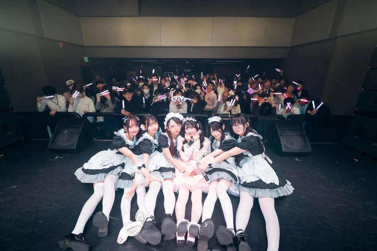 メイド姿のメンバーとペンライトを振る観客