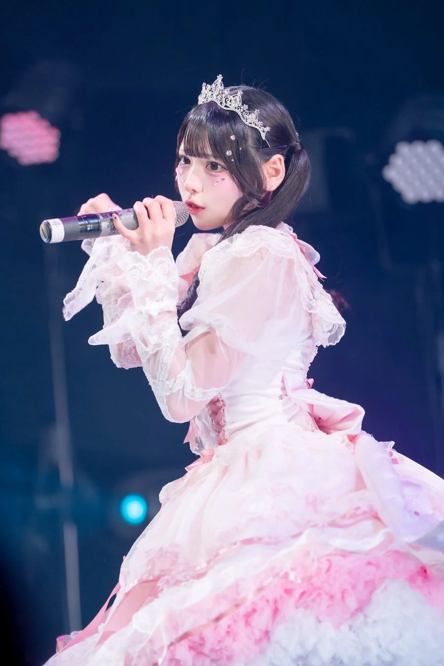 ピンクのお姫様衣装で歌唱する桃奈かのんさん