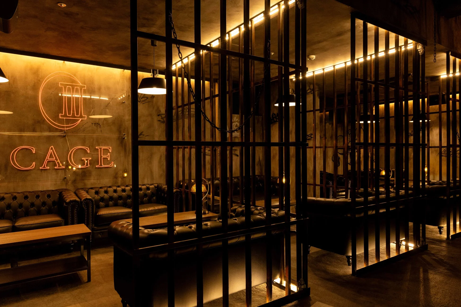 監獄テーマのバー内装