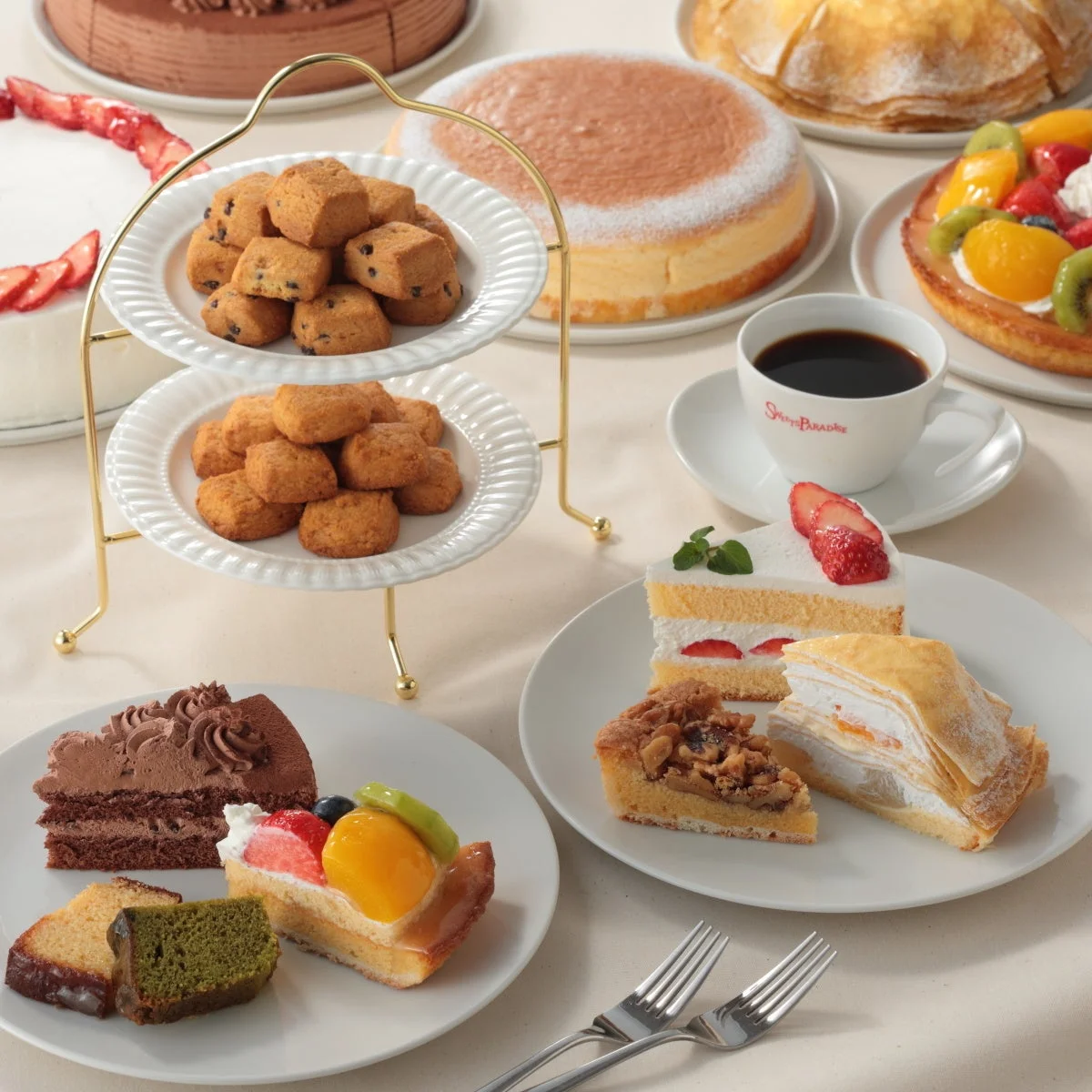 ケーキが並ぶテーブル