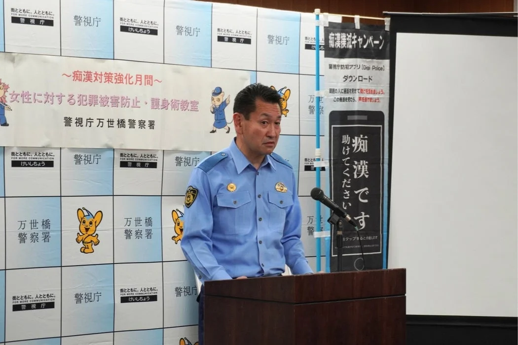 講演中の警察官