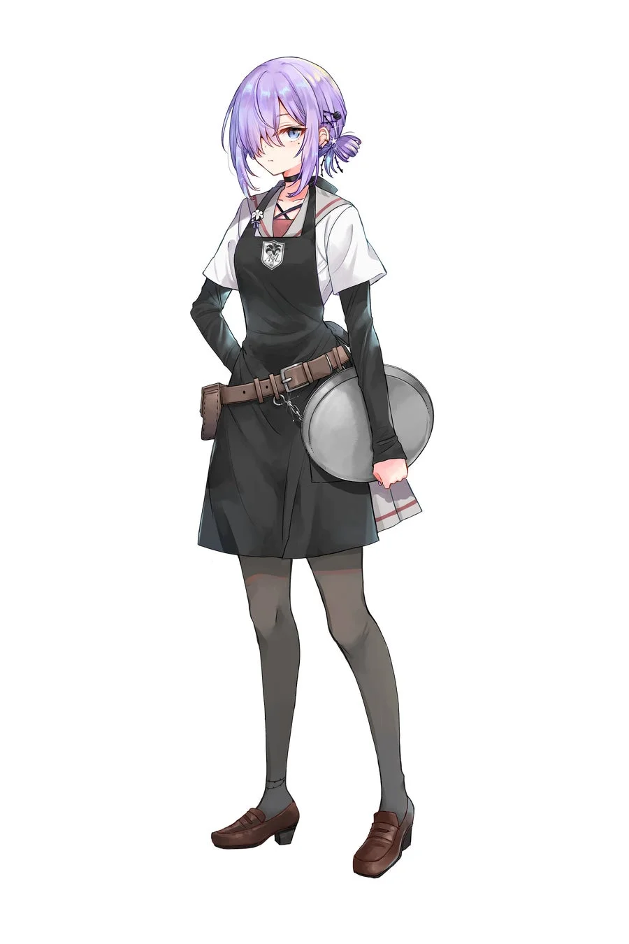 紫色の髪をしたアニメ風の女の子が描かれています。彼女は黒いエプロンと白いシャツを着用し、左手には大きな鍋蓋と布を持っています。