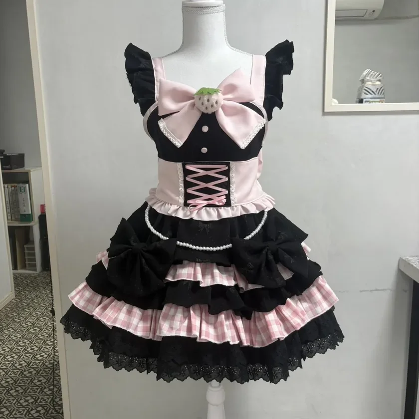 ピンクと黒を基調とした可愛らしいドレス