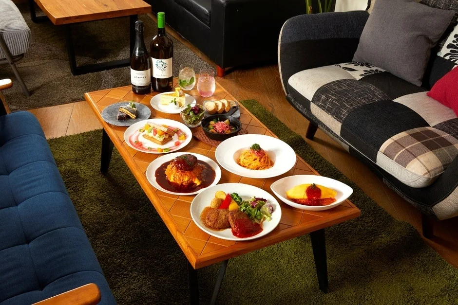 SACULA DINERの豪華な料理テーブル