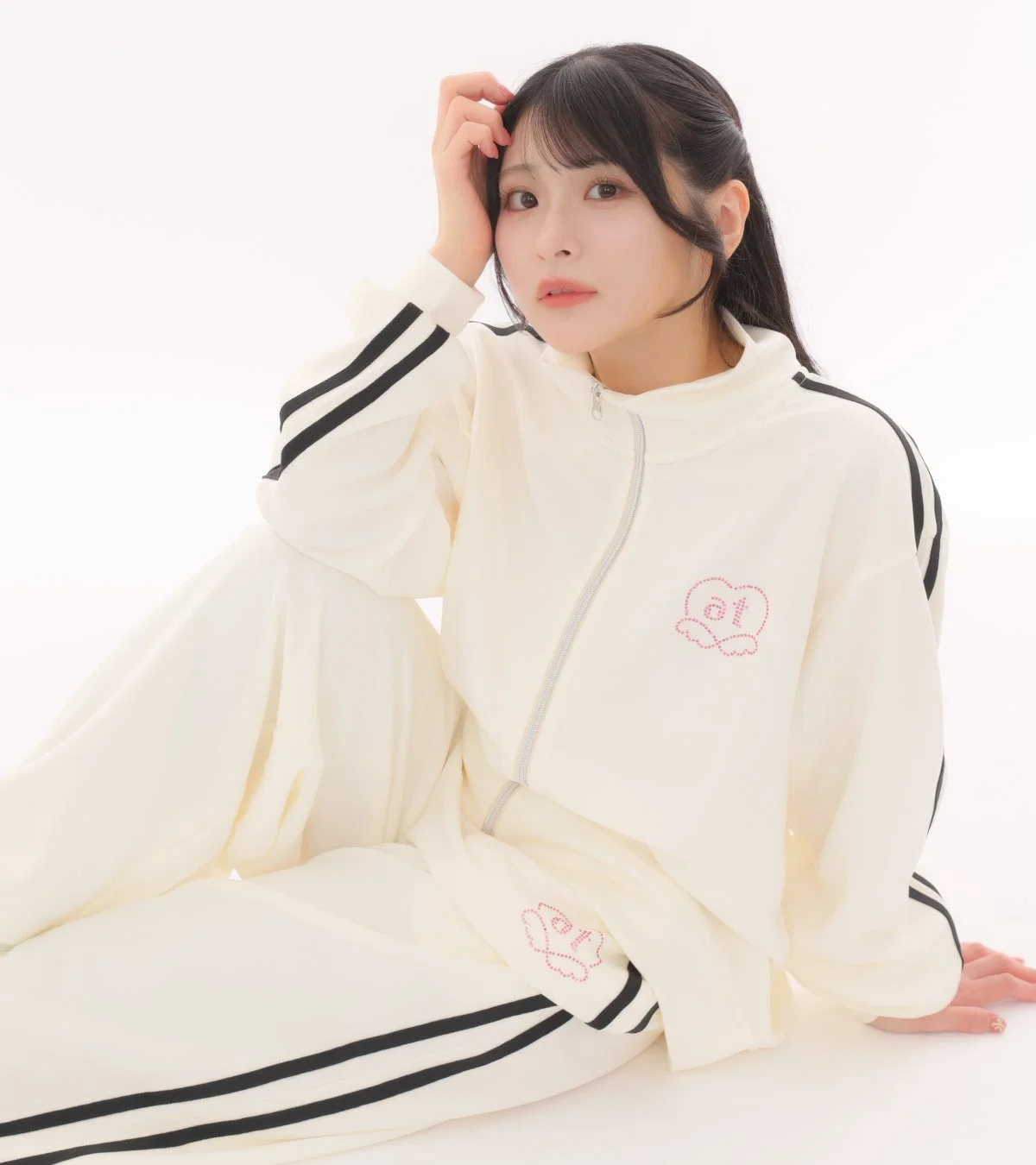 クリーム色のジャージを着た女性