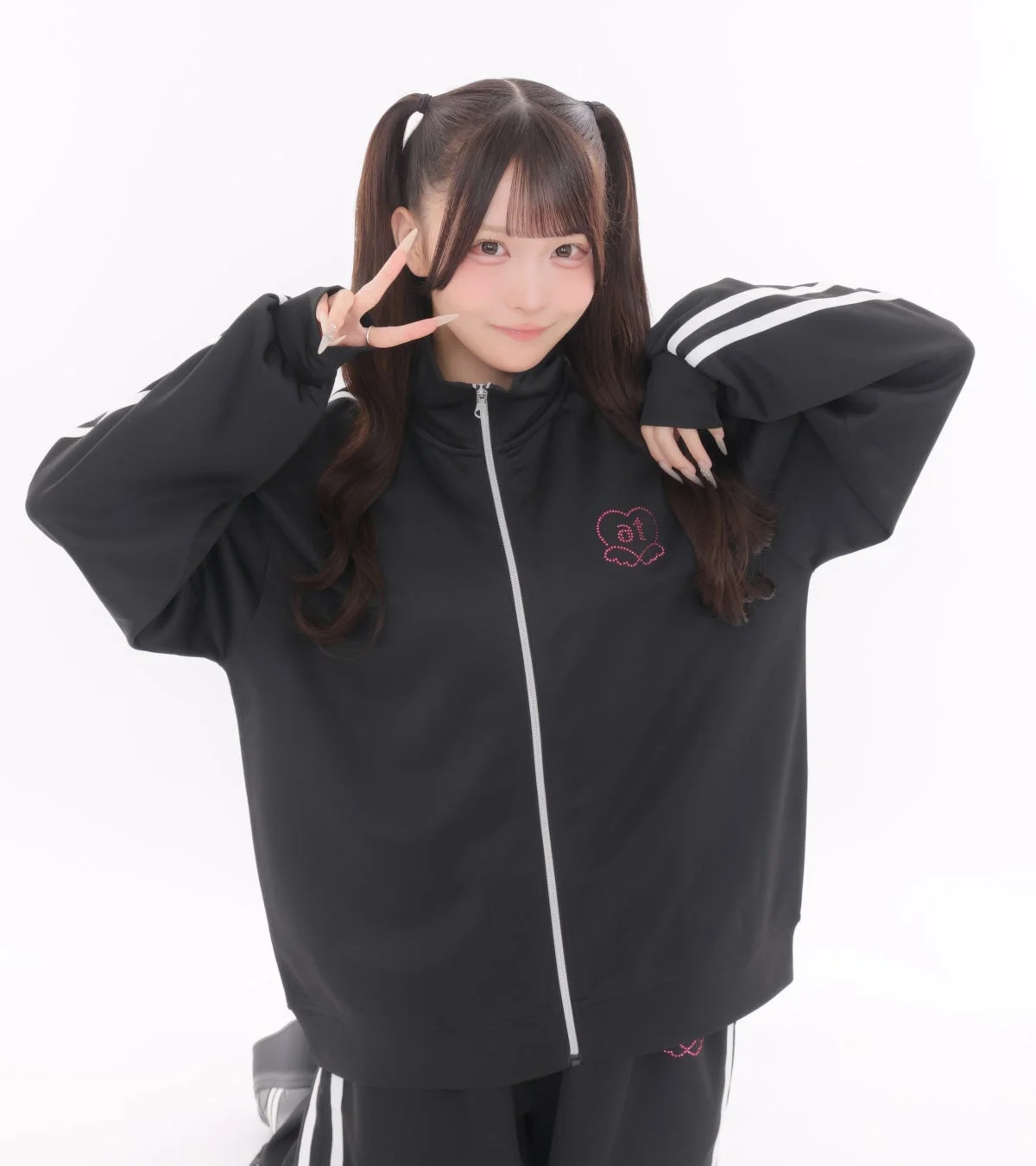 黒いジャージを着た女性のポートレート