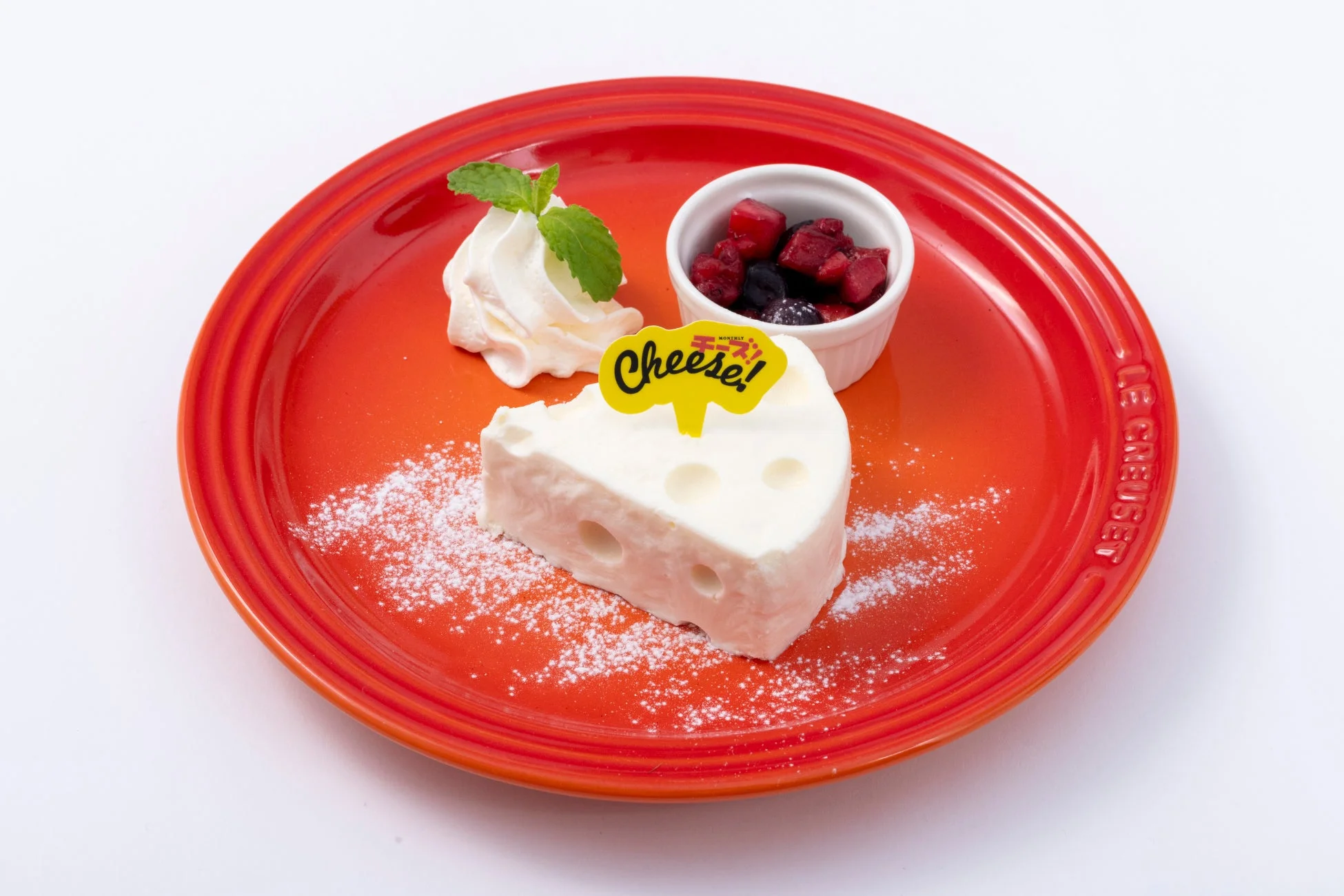 チーズケーキ、デザート、スイーツ、生クリーム、ベリー、ルクルーゼ、白いケーキ、赤い皿、粉砂糖、ミント
