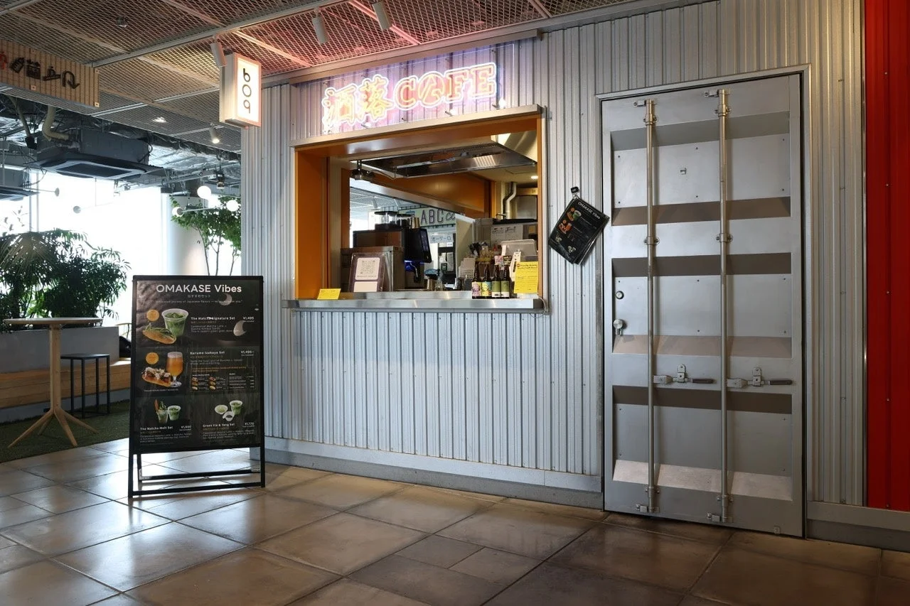 洒落CAFE店内の様子とメニュー看板