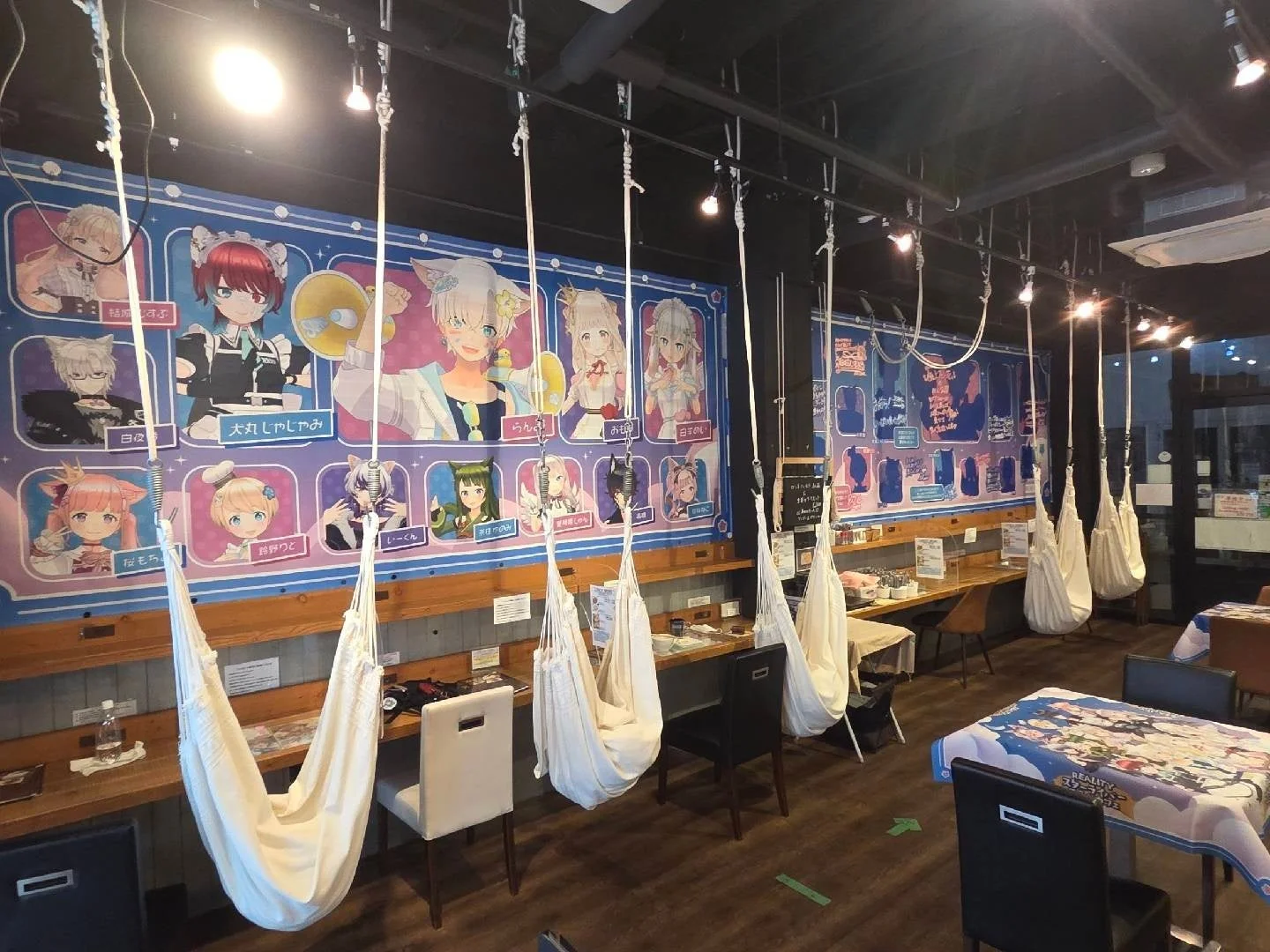 アニメキャラクターやVTuberのコラボカフェの店内風景