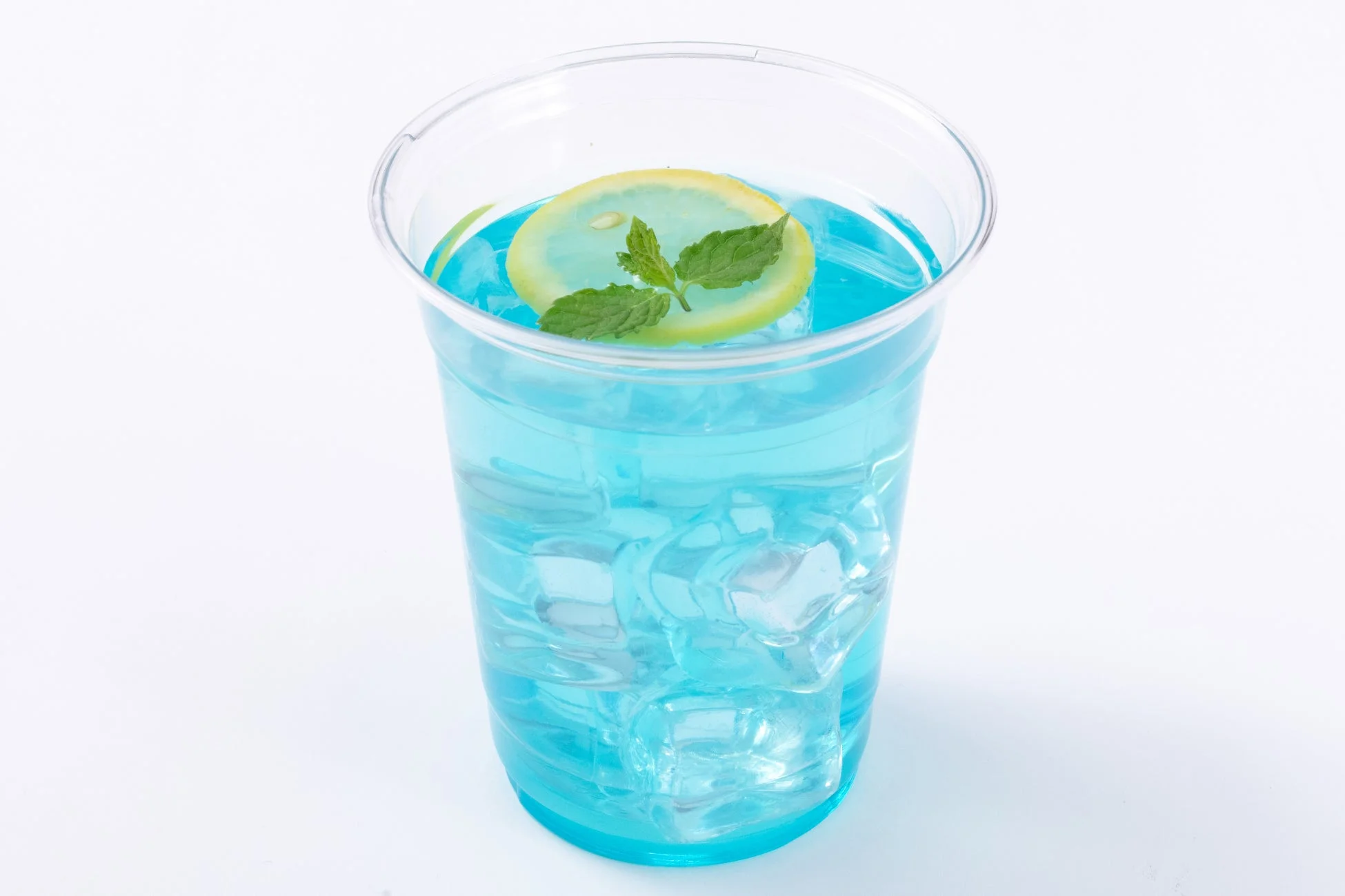青い飲み物、ドリンク、レモン、ミント、氷、透明カップ、清涼飲料、夏、リフレッシュ、コールドドリンク