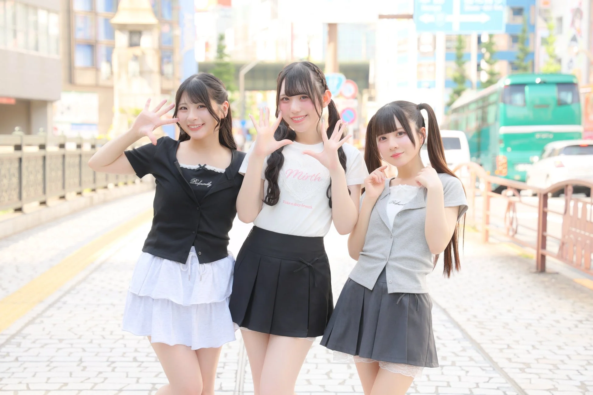 笑顔でポーズをとる3人