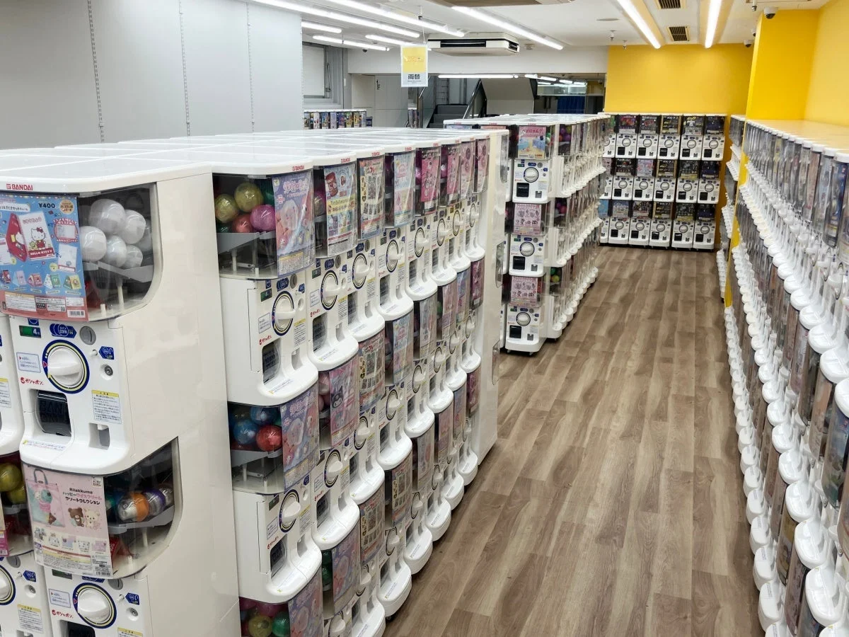カプセルトイが並ぶ店内