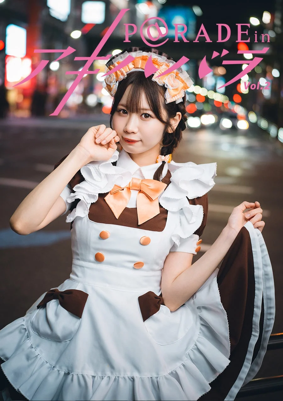 ブラウンと白のメイド服を着て微笑むメイド