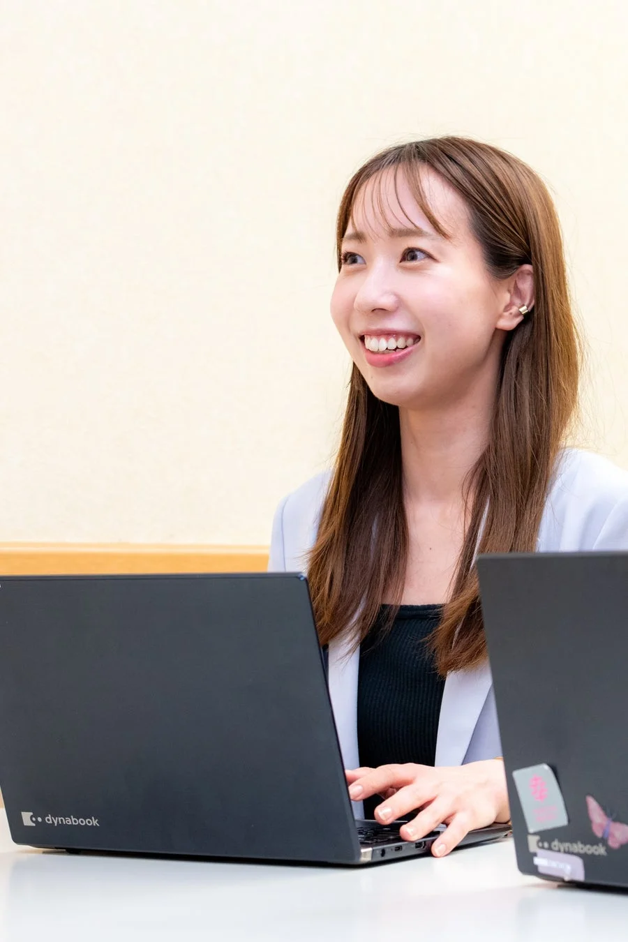 笑顔でPCに向かう女性