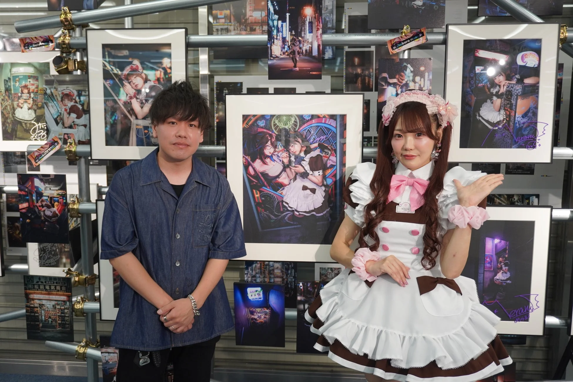 写真展会場の様子、人物あり
