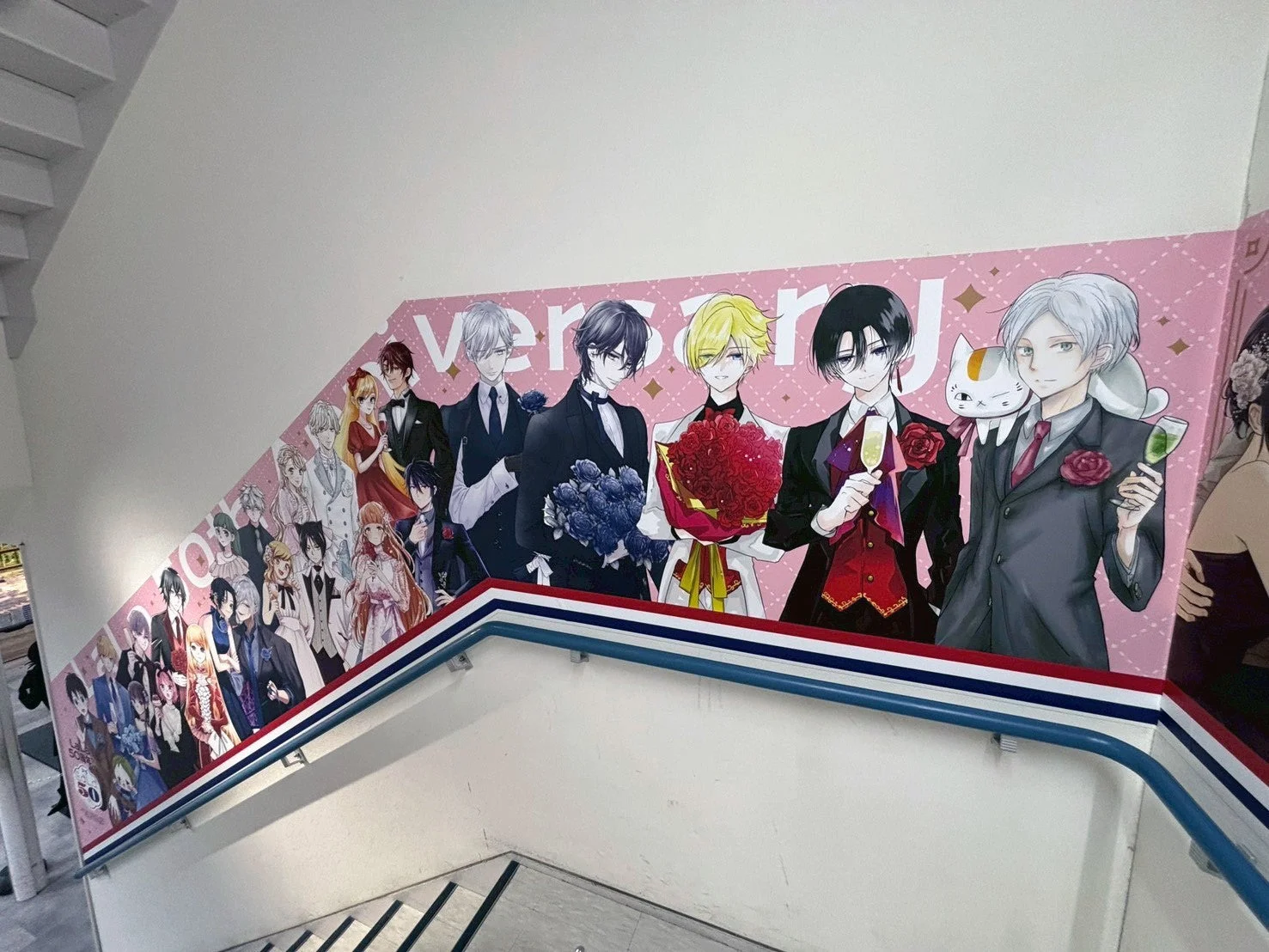 アニメ風キャラクターたちの壁画