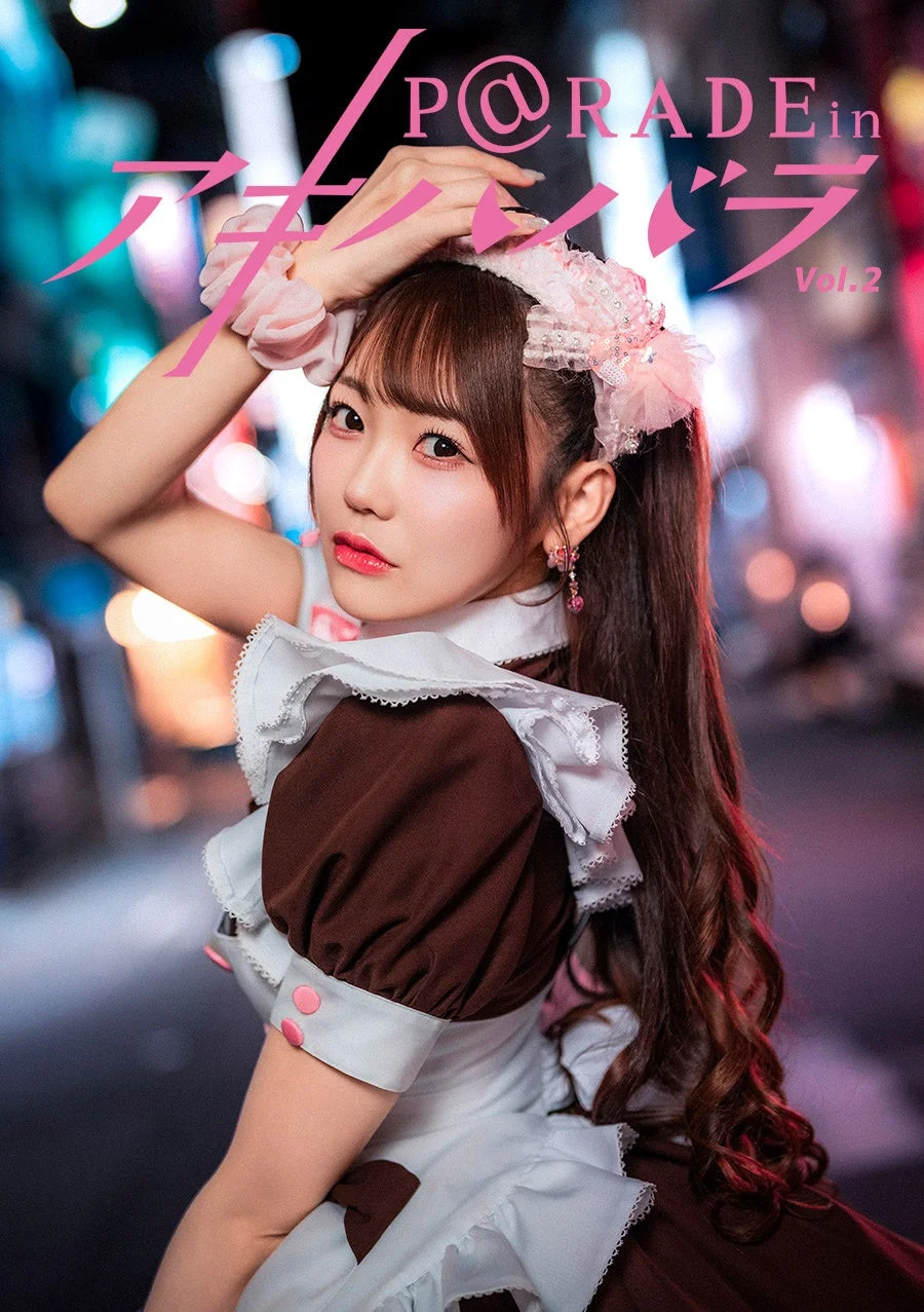 ピンクの髪飾りとイヤリングが特徴的なメイド