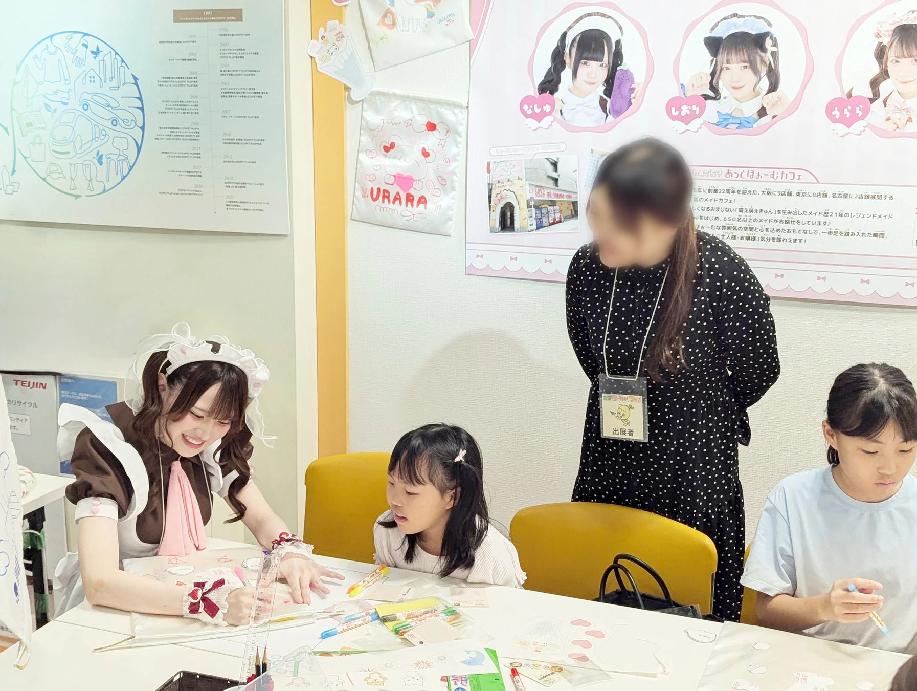 メイドさんが子どもたちとリサイクルについて話している様子