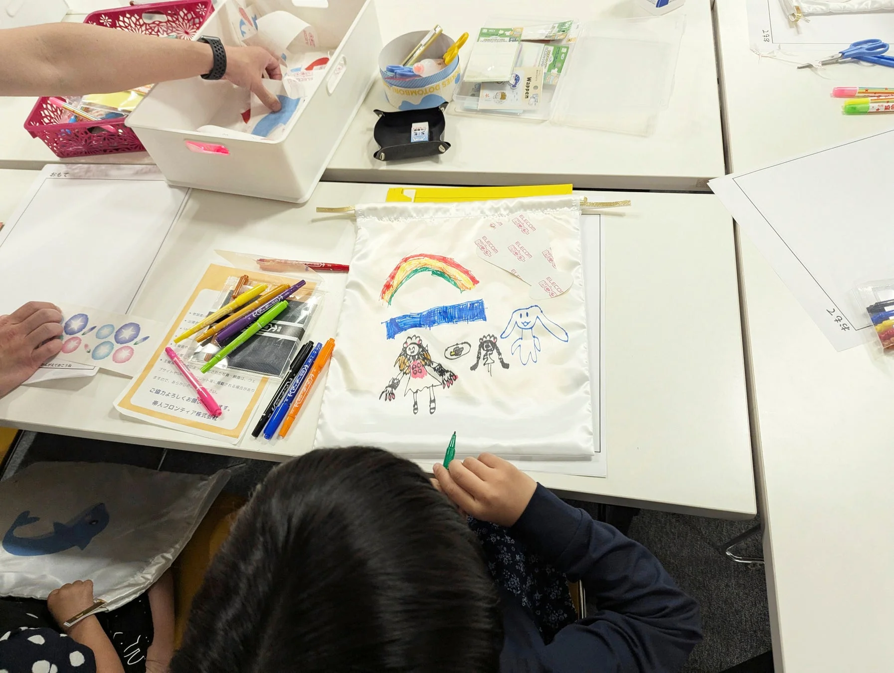 子どもがカラフルな絵を描いている様子